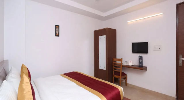 OYO 12807 Amaira Hotel and Banquets, Забронировать Отель Газиабад штат Уттар-Прадеш