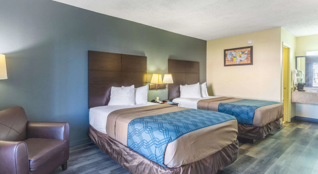 Четырёхместный номер Standard Econo Lodge & Suites Clarksville near Governors Square Mall