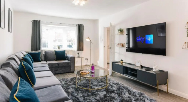 The White House - Grand & Spectacular 5-bed, sleeps 14- Central Solihull, NEC, JLR, HS2, Resorts World, Airport, Prenota Hotel Solihull West Midlands