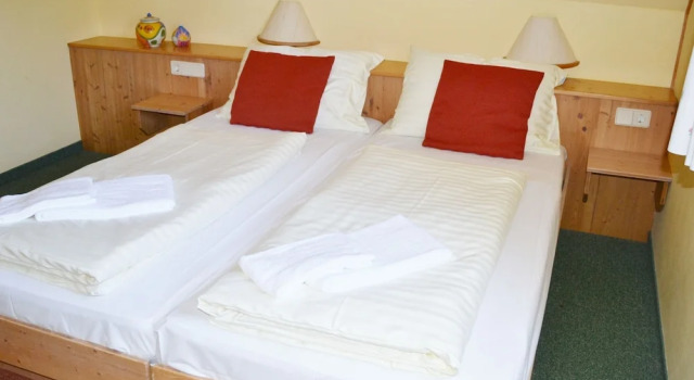 Beautiful Holiday Home in Litschau With Swimming Pool, Rezerwuj Hotel Hotele w Litschau z basenem, Basen