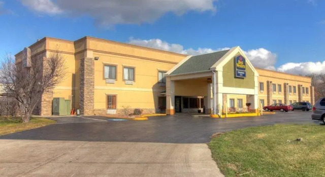 Кровать в общем номере Best Western Crossroads Inn
