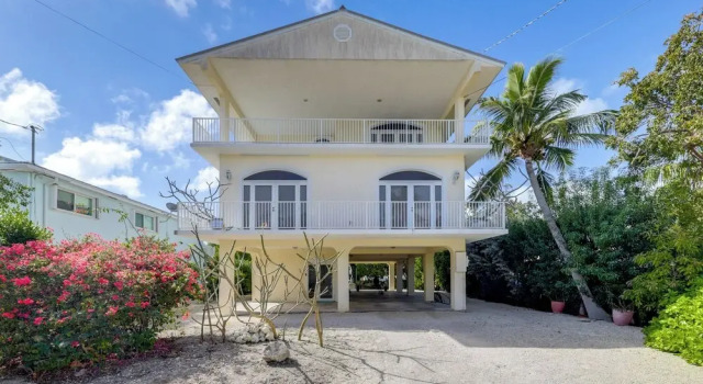 Коттедж Spacious Canal-front Home: Florida Keys Gem