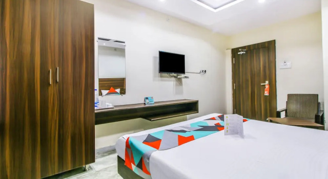 Номер Deluxe FabHotel Srujana Inn