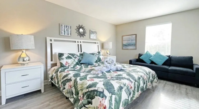 Коттедж с 5 комнатами Bamboo Palm 5 Bedroom Home by RedAwning