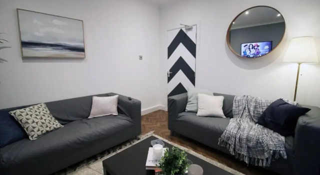 Апартаменты Stylish Home in Port Tennant - 4BR Free Parking!
