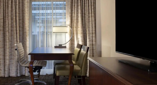 Люкс с 2 комнатами Embassy Suites by Hilton Philadelphia Airport