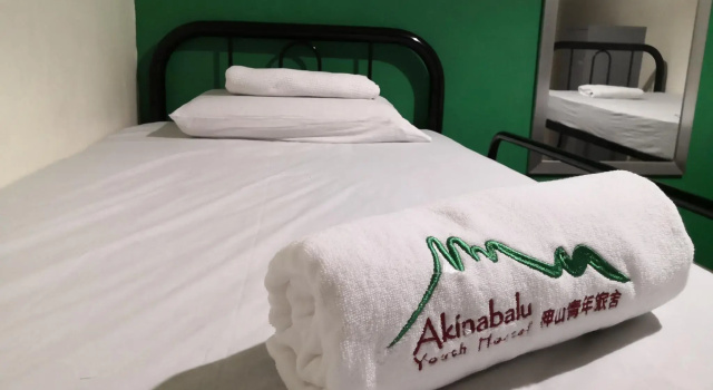Кровать в общем номере Akinabalu Youth Hostel