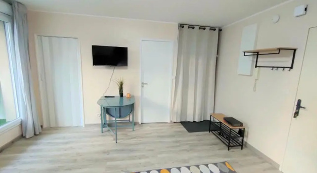 Апартаменты Lovely flat nearby Paris fully redone with free parking on premises and balcony