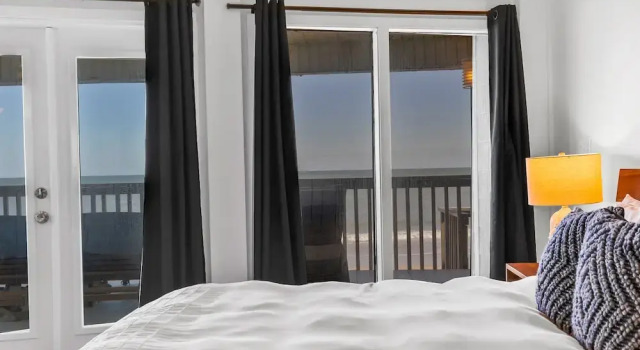 Gorgeous Beachfront Home With Inviting Deck & Patio, Hammock, Amazing Views, Rezerwuj Dom wakacyjny Hotele w Saint Augustine Area z parkingiem, Parking