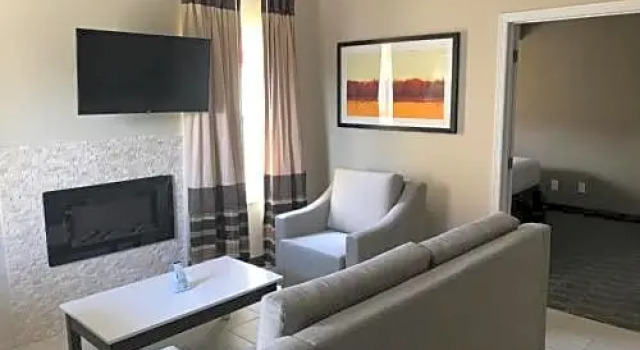 Двухместный люкс с 2 комнатами Hawthorn Suites by Wyndham Indianapolis North
