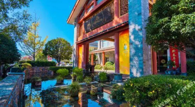 YuLong Paradise, Rezerwuj Hotel Hotele w Lijiang z basenem, w pobliżu Sifang Tingyin Square, Basen