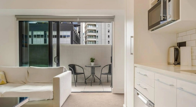 Bright & modern Auckland CBD apartment