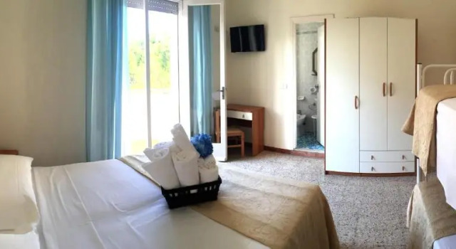 Четырёхместный номер Standard с балконом Hotel Bruna BB