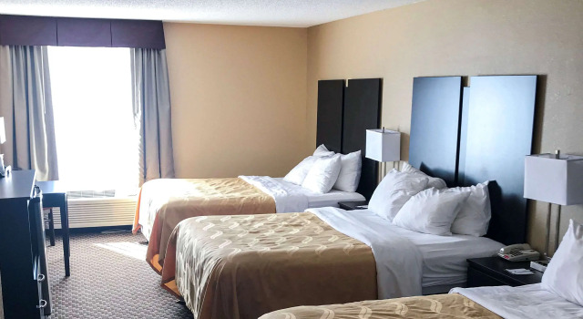 Шестиместный номер Standard Quality Inn & Suites Mendota near I-39