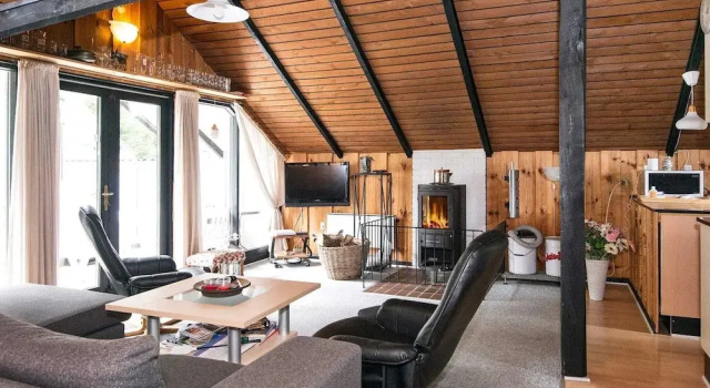 Spacious Holiday Home in Ansager near Lake, Book Feriehus Sommerhuse i Ansager, Hytte