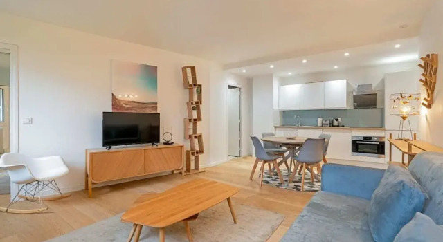 Bright 1-Bed Apartment, Perfectly Located in Paris, Забронировать Апартаменты/квартира 15-й округ: Порт-де-Версаль Париж, рядом с Espace Nadeshiko Paris France