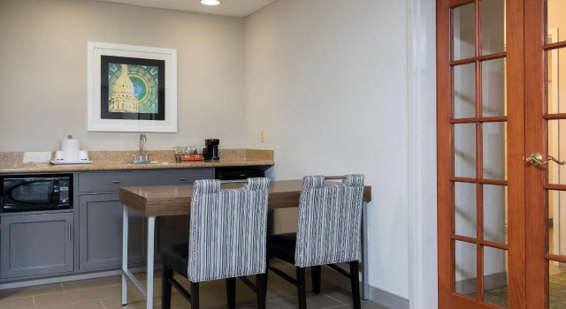 Двухместный люкс c 1 комнатой Hampton Inn & Suites East Lansing