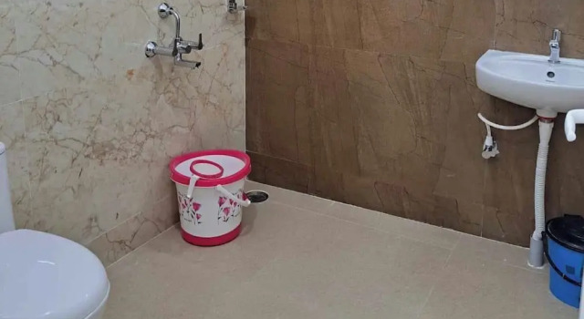 Кровать в общем номере Blossom Inn