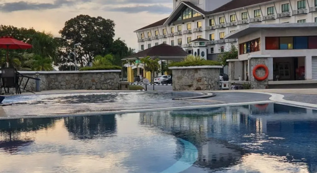 Кровать в общем номере Klana Beach Resort Port Dickson