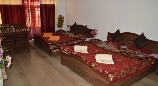 Кровать в общем номере Grand Noora Palace