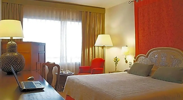 Номер Standard с балконом Hesperia Sevilla