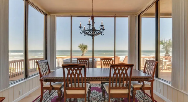 Коттедж Oceanfront Escape on Wilbur Beach!