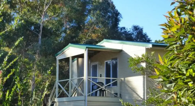Коттедж с 4 комнатами с балконом Padthaway Caravan Park