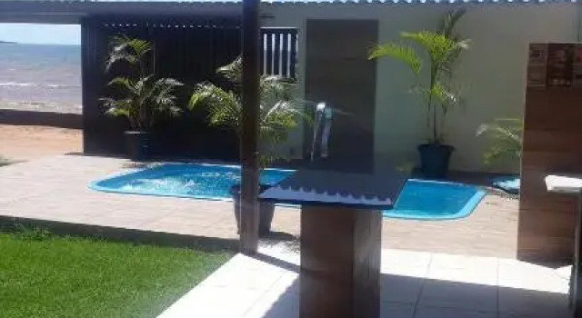 Casa de praia de frente para o mar com piscina