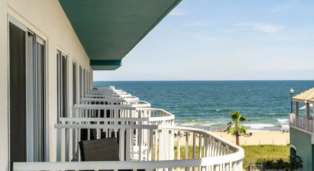 Четырёхместный номер Economy с балконом и с частичным видом на океан DoubleTree by Hilton Ocean City Oceanfront