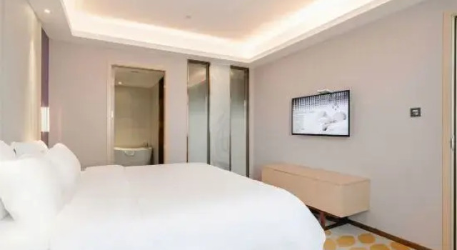 Люкс Deluxe Lavande Hotel (Wuhan Caidian Economic Development Zone Changfu Commercial Plaza)