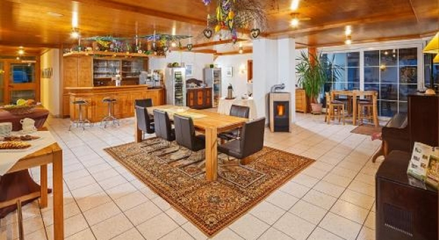 Landhotel Hartenthaler Hof, Rezerwuj Hotel Hotele w Apfeltrang z basenem, Basen
