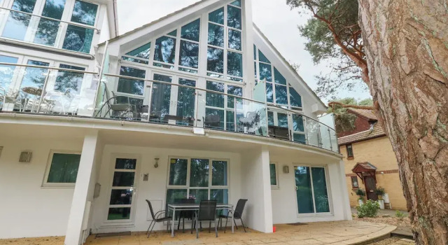 5 Red Sails, Book Vacation Home Poole Dorset