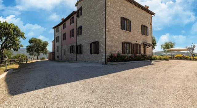Коттедж Italian Farmhouse With Pool