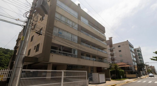 450 - Excelente 3 quartos em Bombas