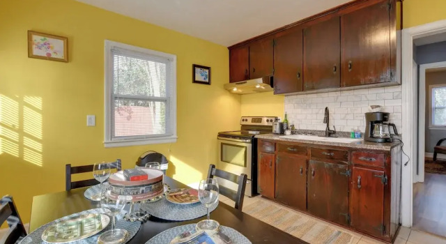 Коттедж Renovated Charlotte Bungalow - 3 Mi to Downtown!