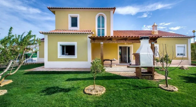 Amapola in Quelfes With 4 Bedrooms and 4 Bathrooms