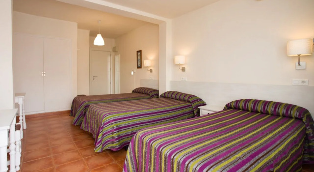 Трёхместный номер Standard с балконом Hostal Sol y Miel