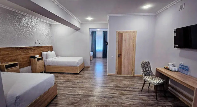 Четырёхместный семейный номер Standard с балконом и с видом на внутренний двор Hotel Bankir Khiva