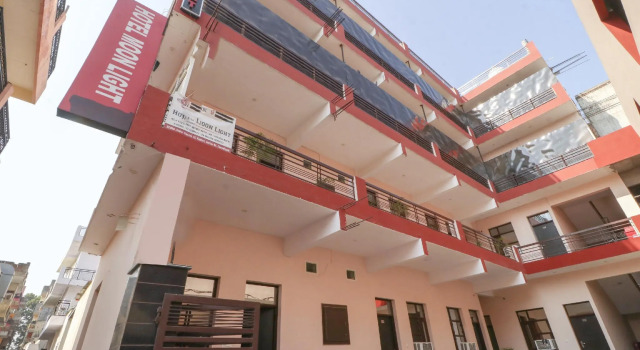 OYO 28205 Hotel Moonlight