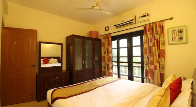 OYO 9868 Home Poolside 1 BHK Candolim, Prenota Hotel Candolim 