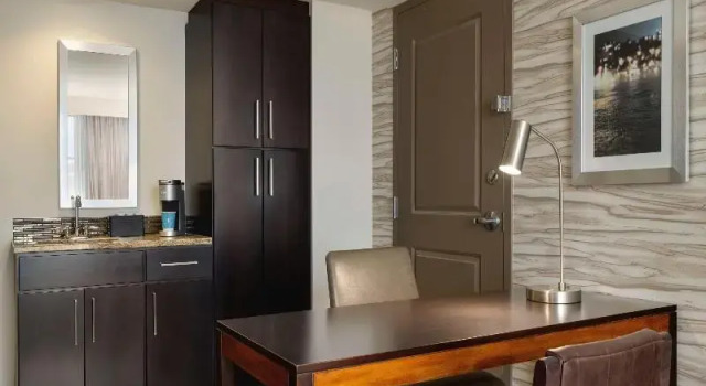 Люкс для людей с ограниченными возможностями с 2 комнатами Embassy Suites Chattanooga Hamilton Place