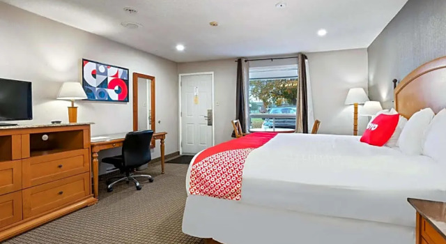 Двухместный люкс First Canada Hotel Cornwall Hwy 401 ON