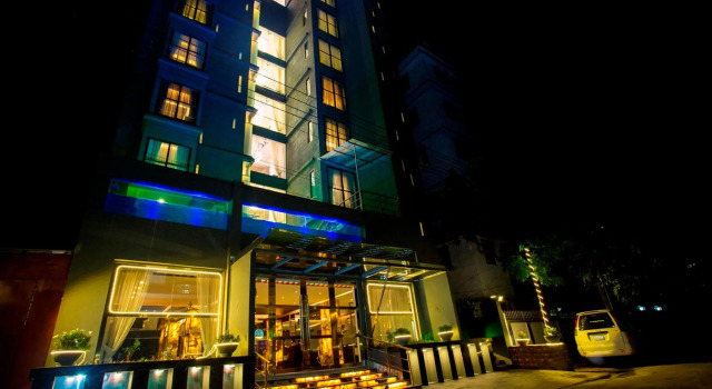 Monsoon Inn, Rezerwuj Hotel Hotele w Uttara z basenem, Basen