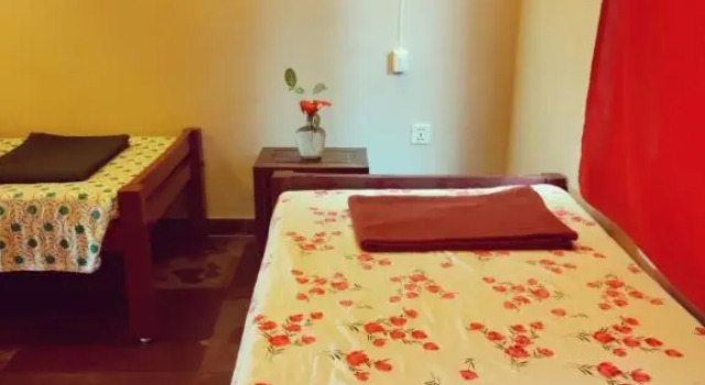 Кровать в общем номере The Tea Road Hotel and Restaurant - Auroville Beach