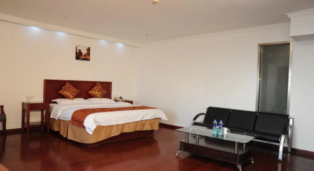 GreenTree Inn Suzhou Kunshan Lujia Hengtaiguoji Business Hotel, Book Hotel Hoteller i Suzhou med parkering, Parkering