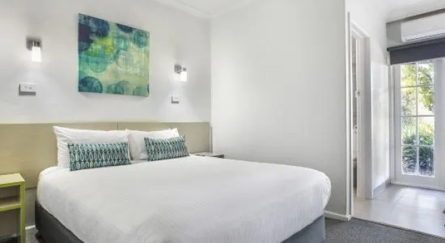 Студия Skyways Hotel Airport West