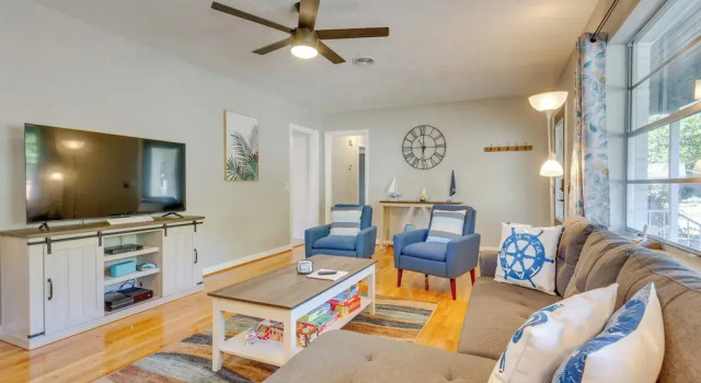 Коттедж с 3 комнатами Stylish Pensacola Retreat w/ Patio & Grill!