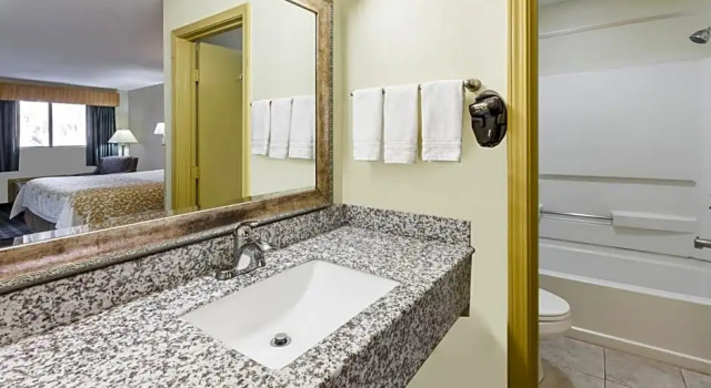 Номер Standard Days Inn by Wyndham Kent - Akron