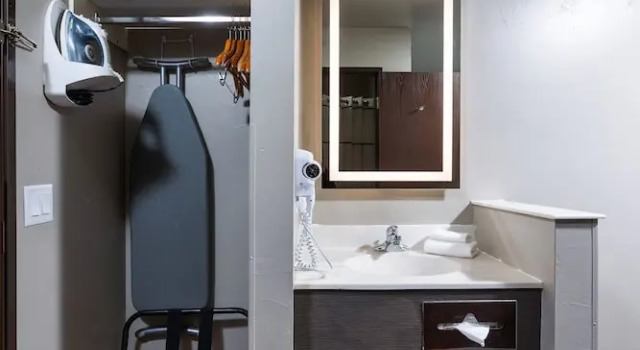 Четырёхместный номер Deluxe Hotel J Green Bay