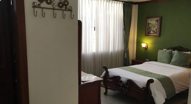 Трёхместный номер Standard с красивым видом из окна Hostal Mitad del Mundo